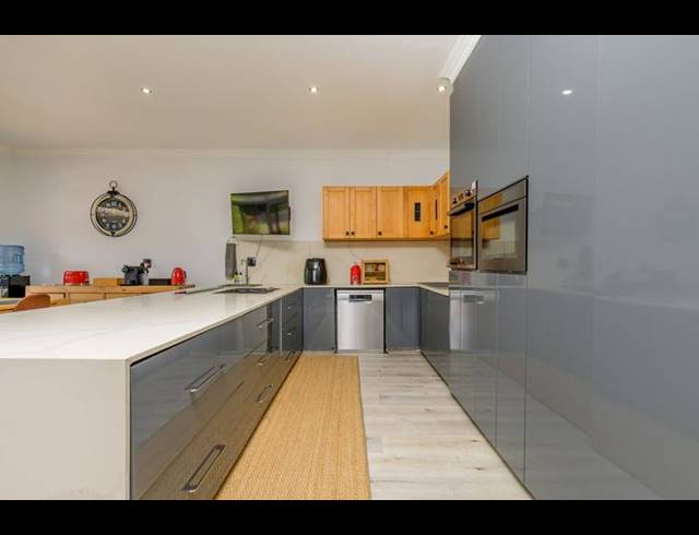 4 BEDROOM HOUSE FOR SALE IN LA LUCIA